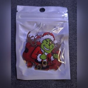 The Grinch, Earrings